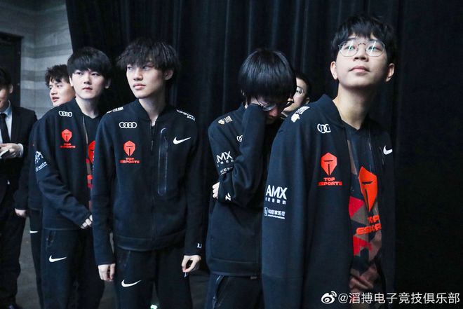 其中与森林 其中与森林